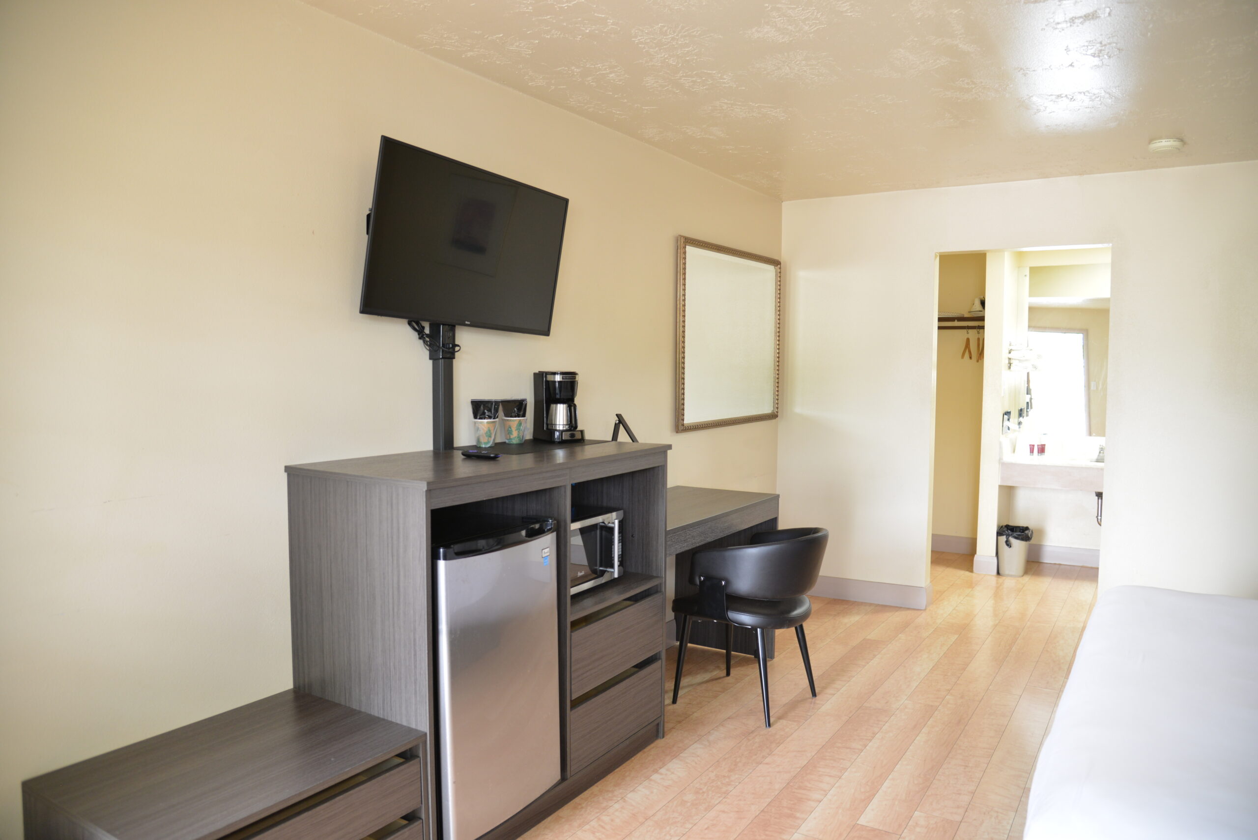 king room with desk
